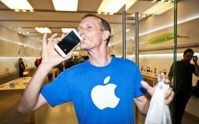 Scientists Found Out What Happens to a Man When their iPhone is Taken Away man crazy 1 400x250 Scientists Found Out What Happens to a Man When their iPhone is Taken Away
